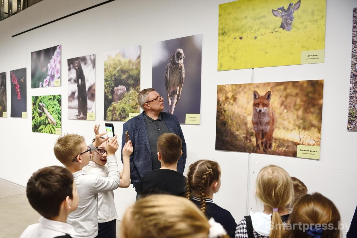 5-Школьники на фотовыставке Дикая природа Беларуси 2025.jpg