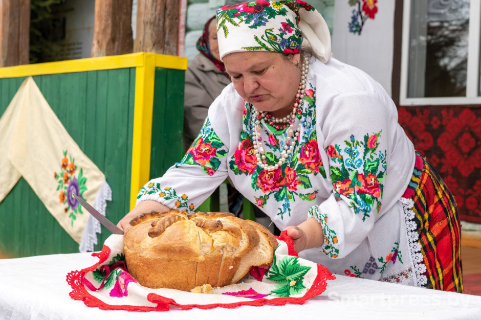 Ирина Торчик испекла обрядовый каравай для праздника.jpg