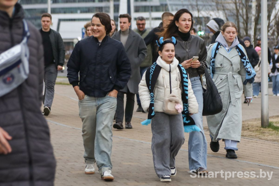 болельщики идут на матч Динамо.jpg