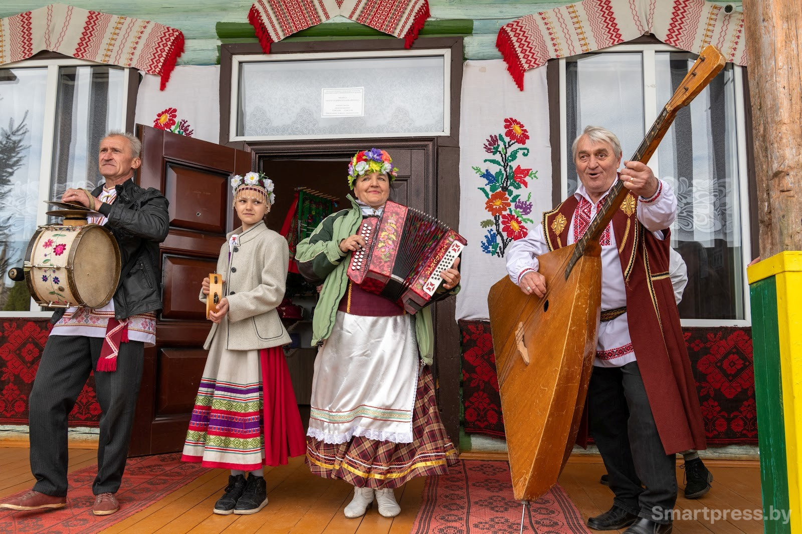 В деревне Погост водят Юрьевский хоровод 23.jpg