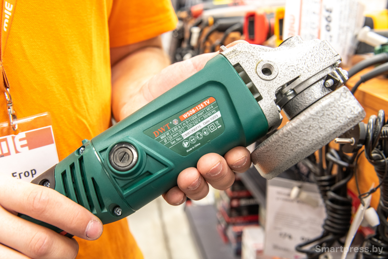 Аккумуляторная “болгарка” будет стоить дороже сетевой УШМ 