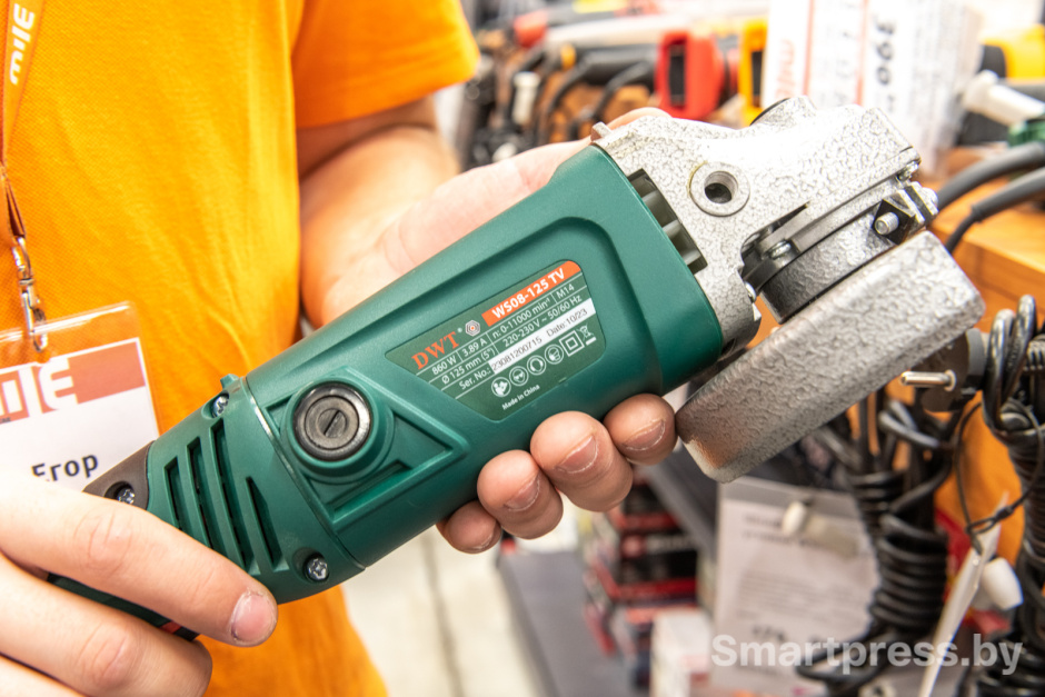 Аккумуляторная “болгарка” будет стоить дороже сетевой УШМ 