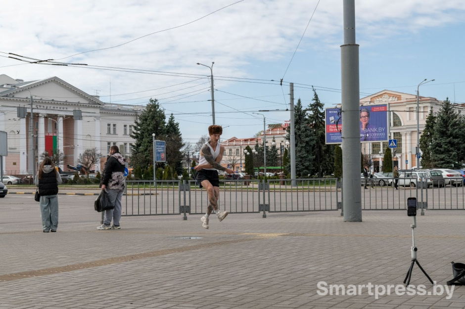 Васянин прыгает на скакалке.jpg