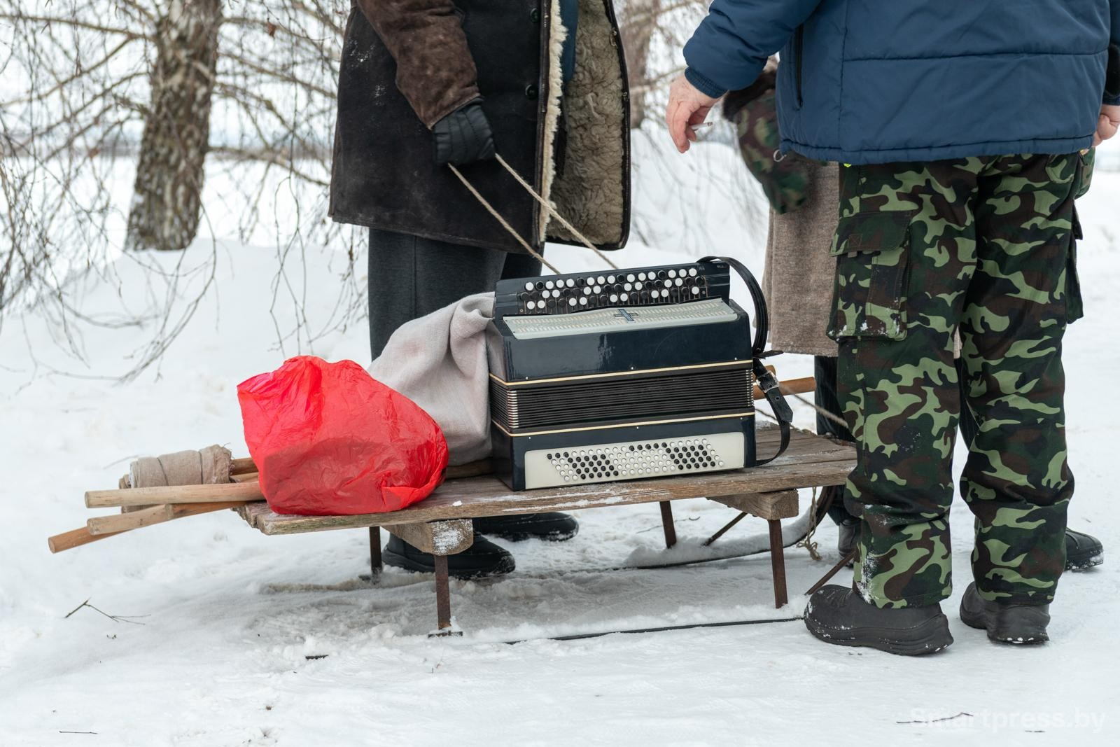 20-Баян и мешок для добра на санках.jpg