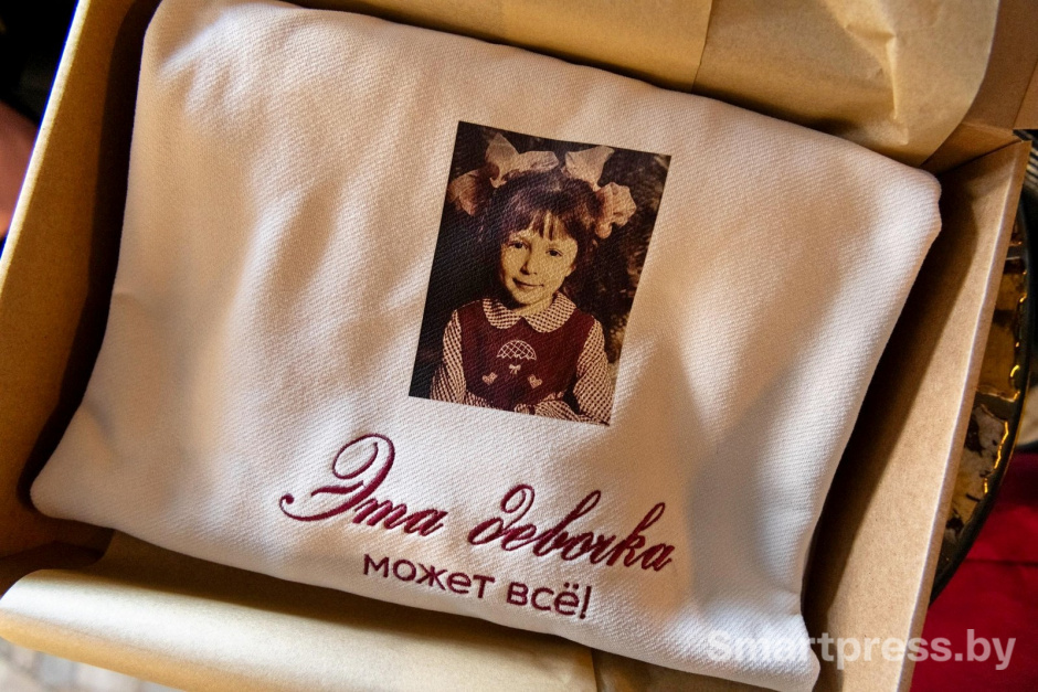 9-Свитшот Эта девочка может всё!.jpg