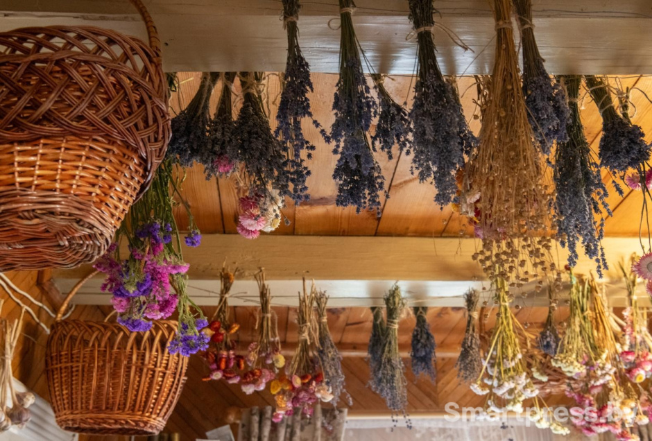 4-Под потолком десятки душистых букетов.jpg