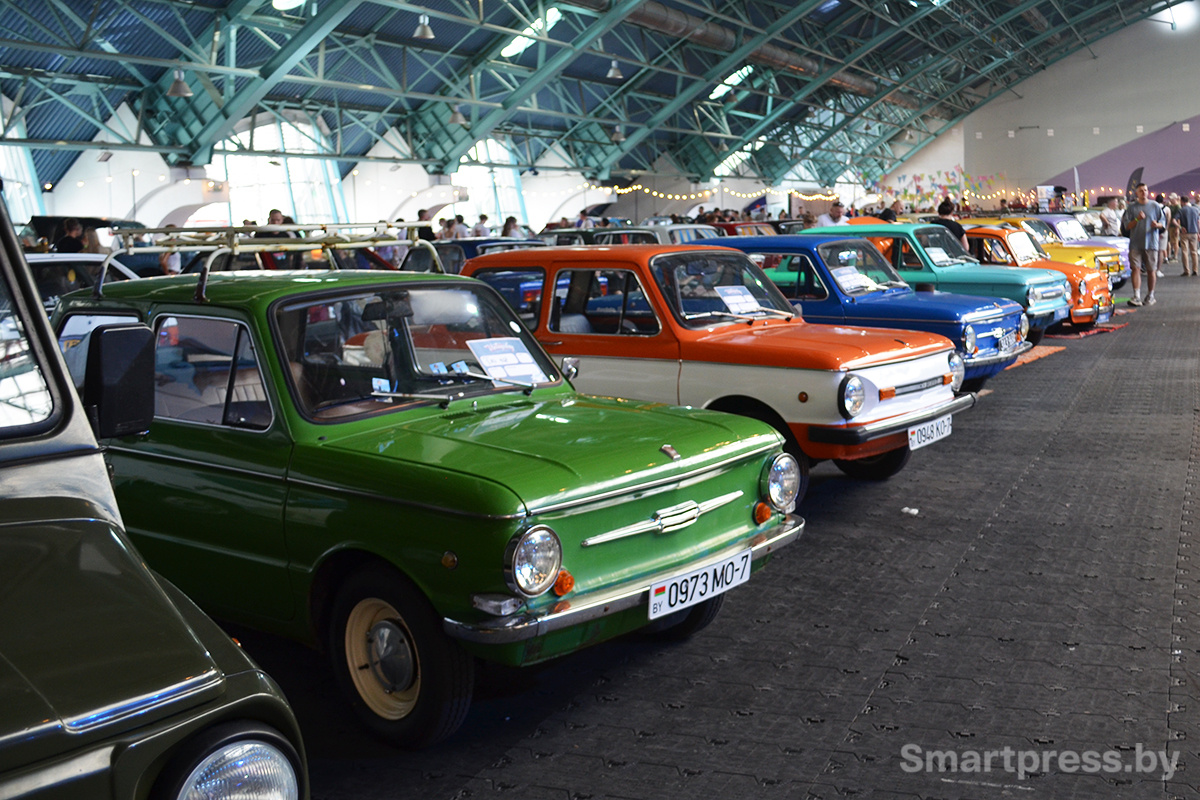 Автомобили Запорожец на автошоу Vintage Day