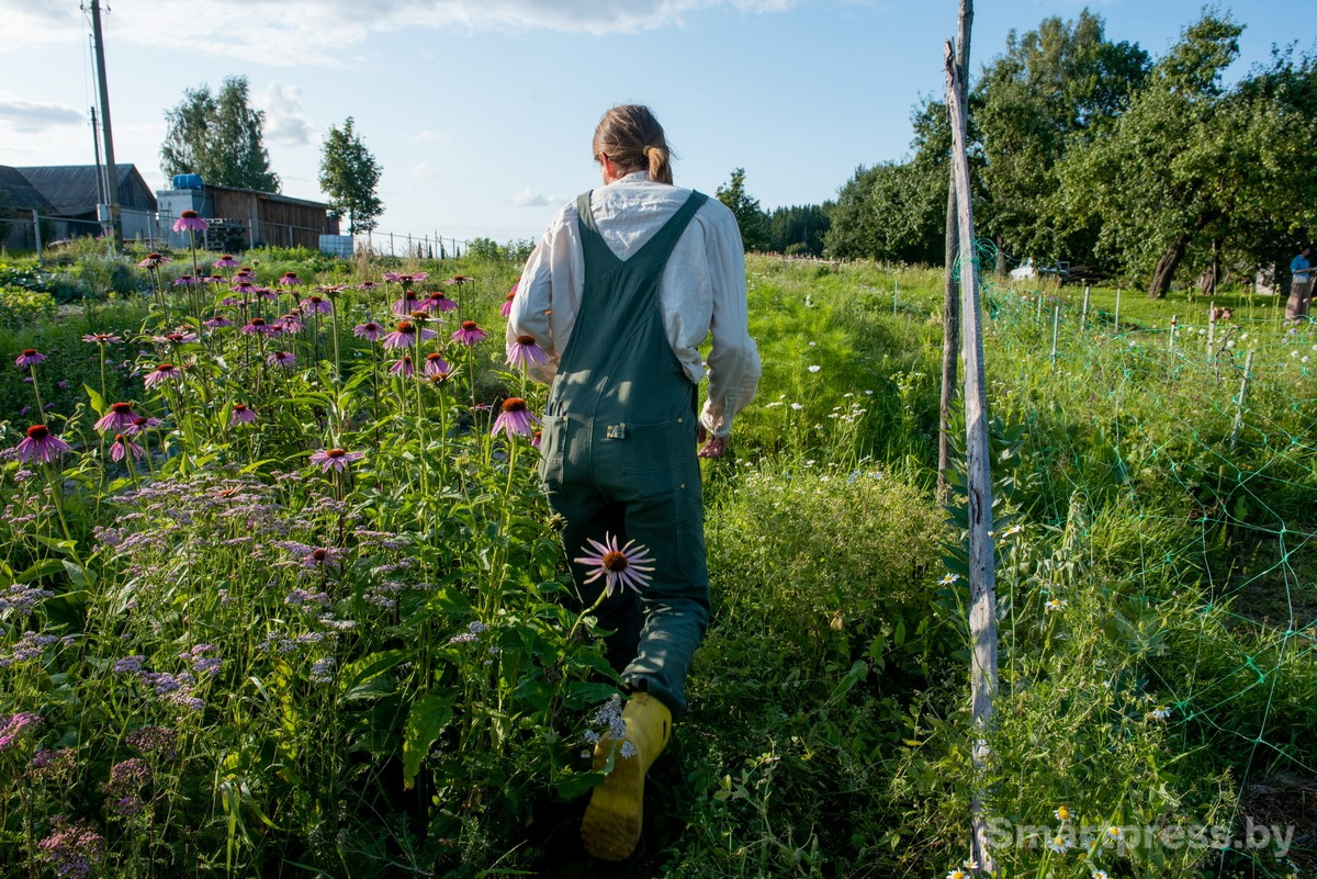 24-Светлана Ващило на участке цветочной фермы.jpg