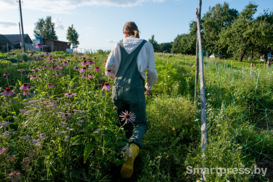 24-Светлана Ващило на участке цветочной фермы.jpg