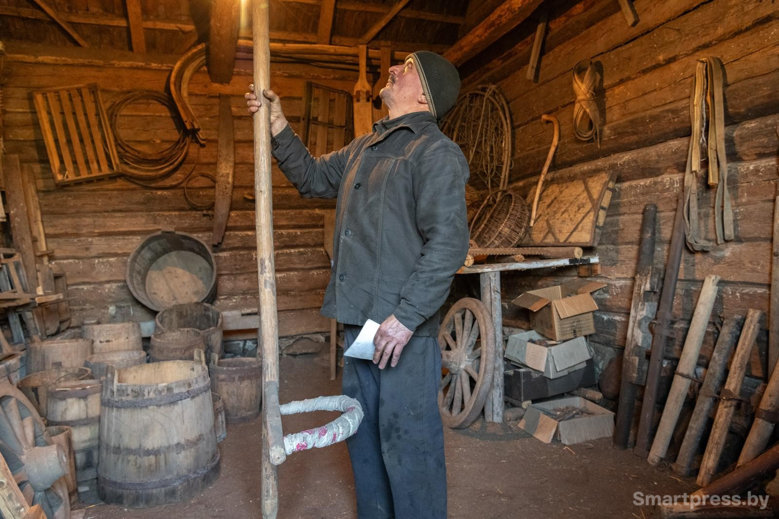 19-В руках у пана Марьяна ходунки.jpg