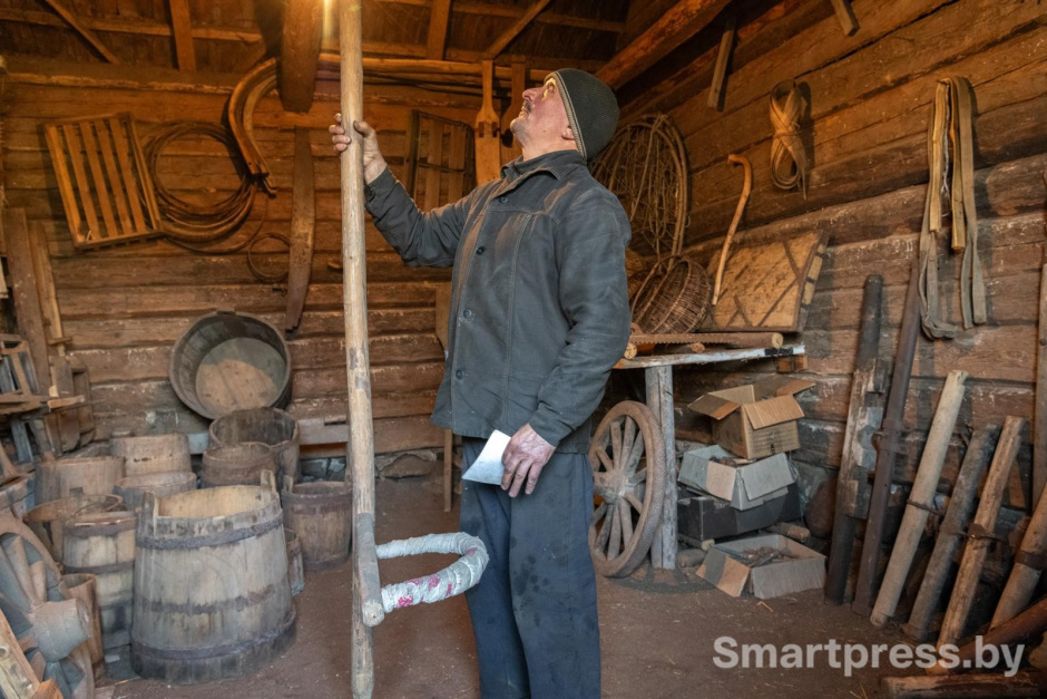 19-В руках у пана Марьяна ходунки.jpg