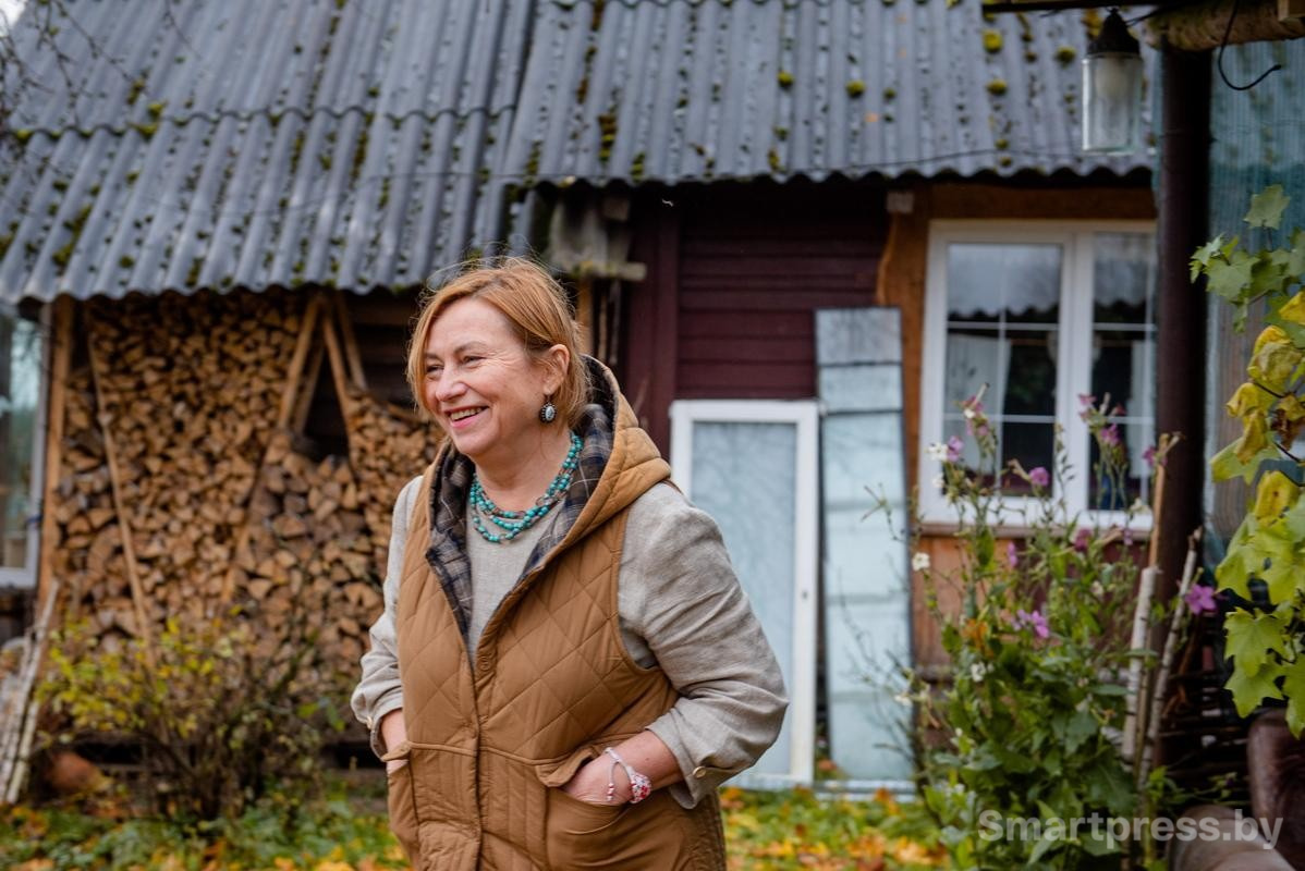 26-Тамара Божко рядом со своим домиком в деревне.jpg