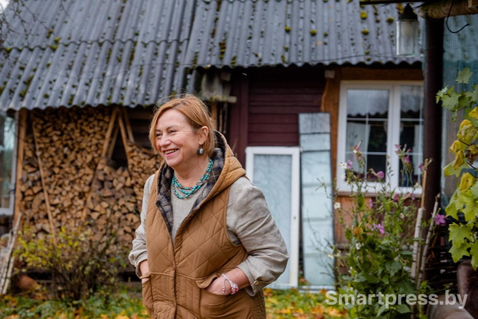 26-Тамара Божко рядом со своим домиком в деревне.jpg
