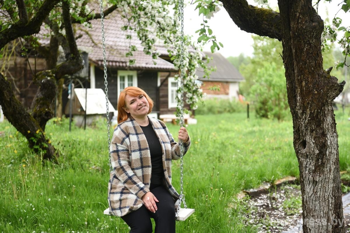 10-Татьяна Микулич на качелях возле дома.jpg