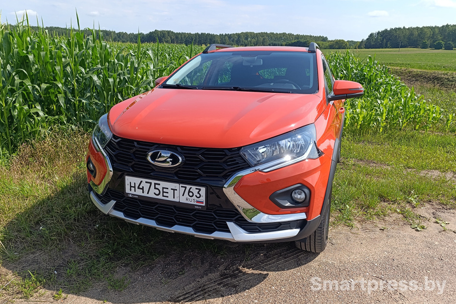 Lada Iskra SW Cross в поле спереди слева