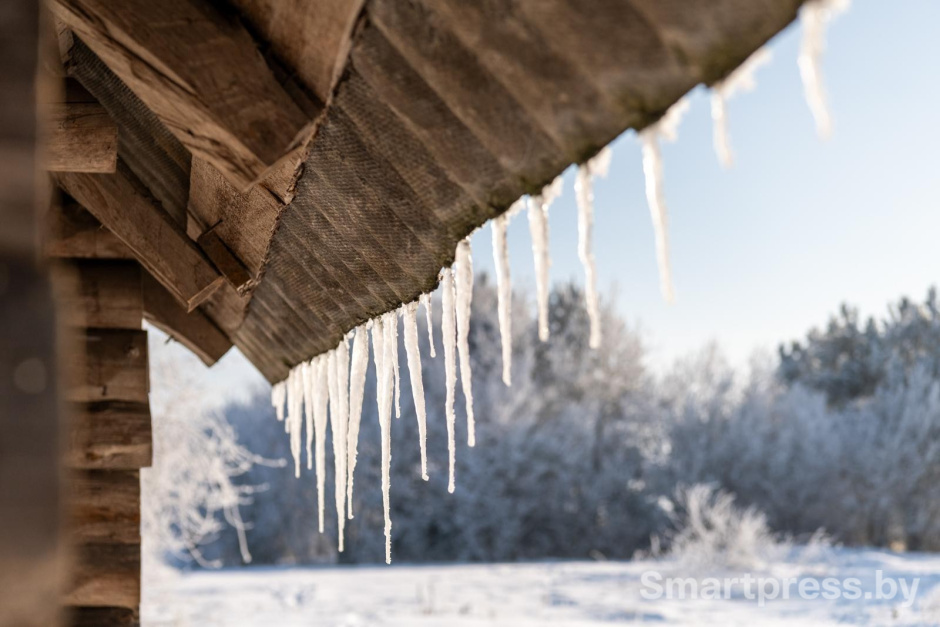 3-Сосульки на крыше деревенского дома.jpg