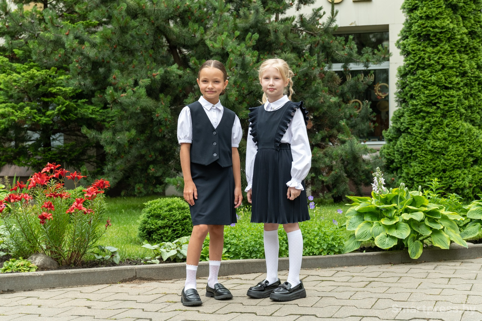 девочки в школьной форме