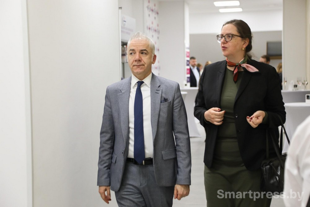 21-Поверенный в делах Франции в Беларуси Людовик Руайе и посол Швейцарии Кристина Хонеггер-Золотухин.jpg