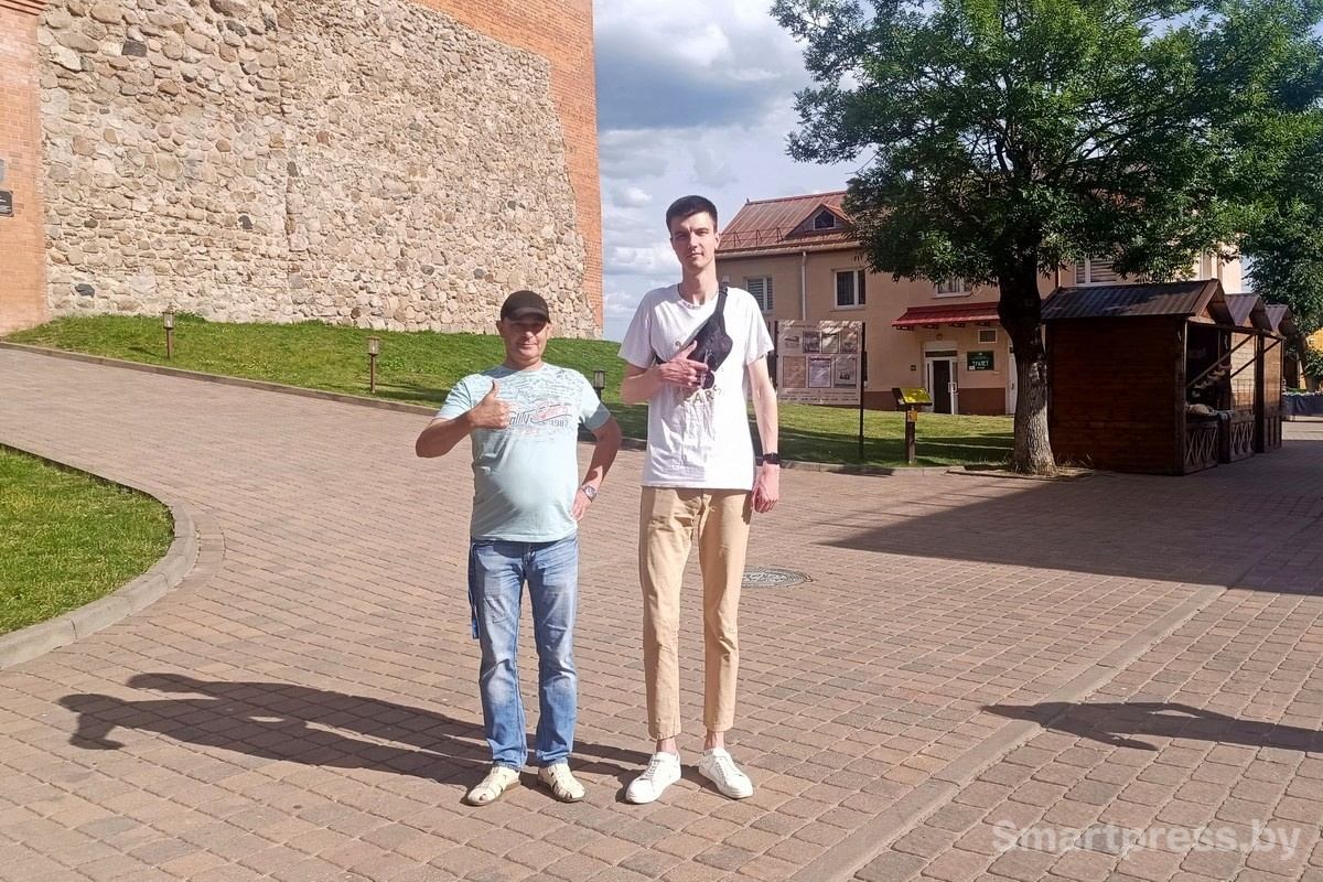 7-Алексей часто притягивает к себе внимание прохожих.jpg