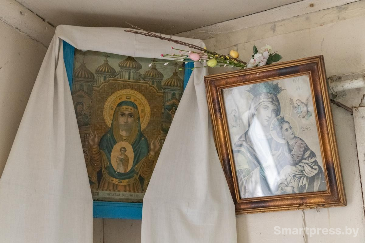 11-Иконы в деревенском доме.jpg