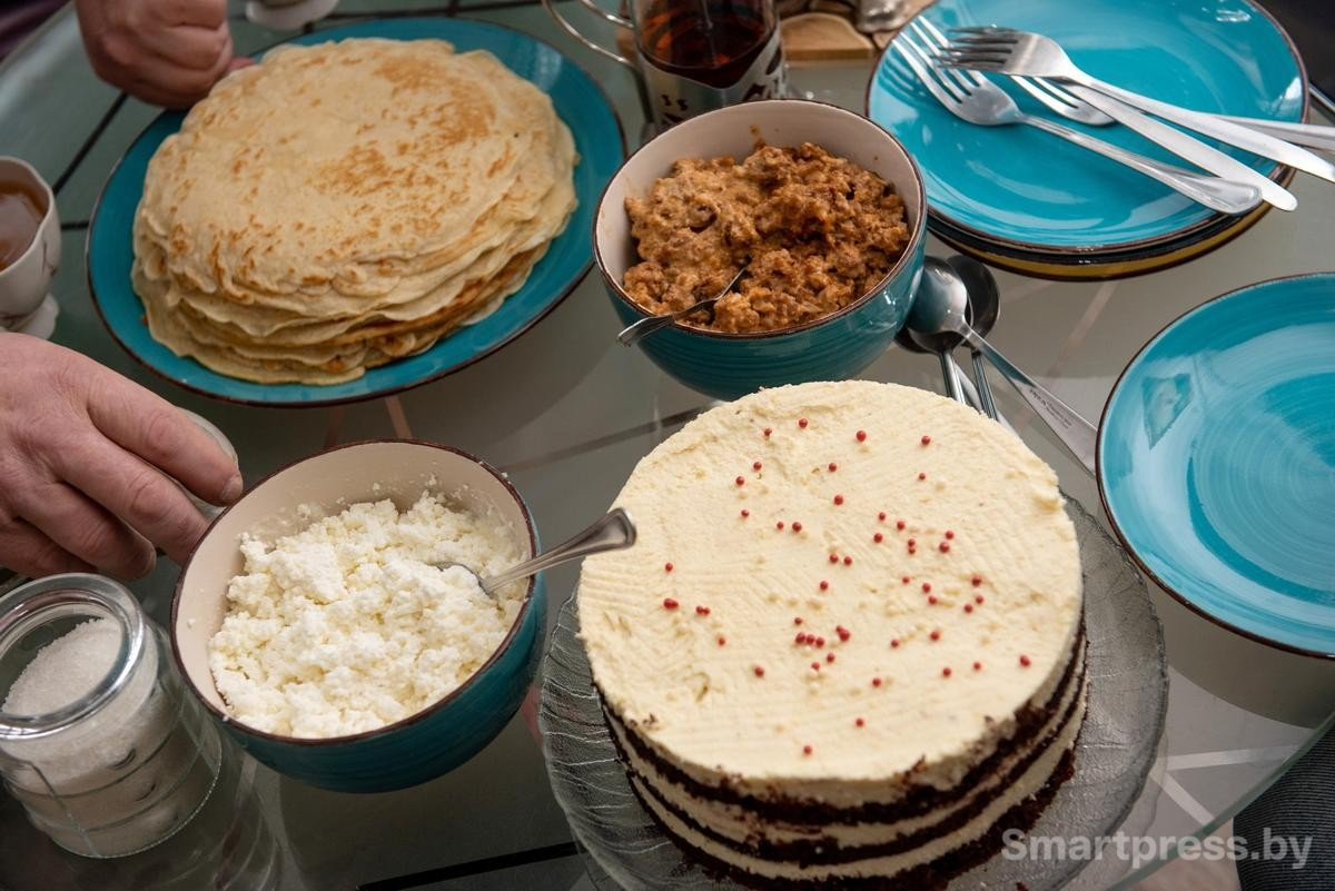 10-Деревенский блины и творог на столе.jpg