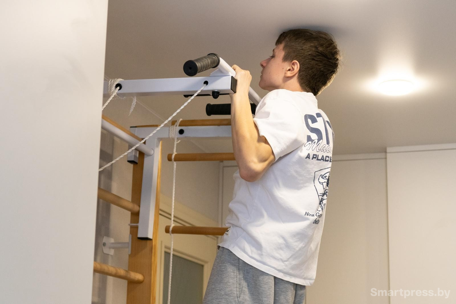 9-В среднем Роман подтягивается 20 раз.jpg