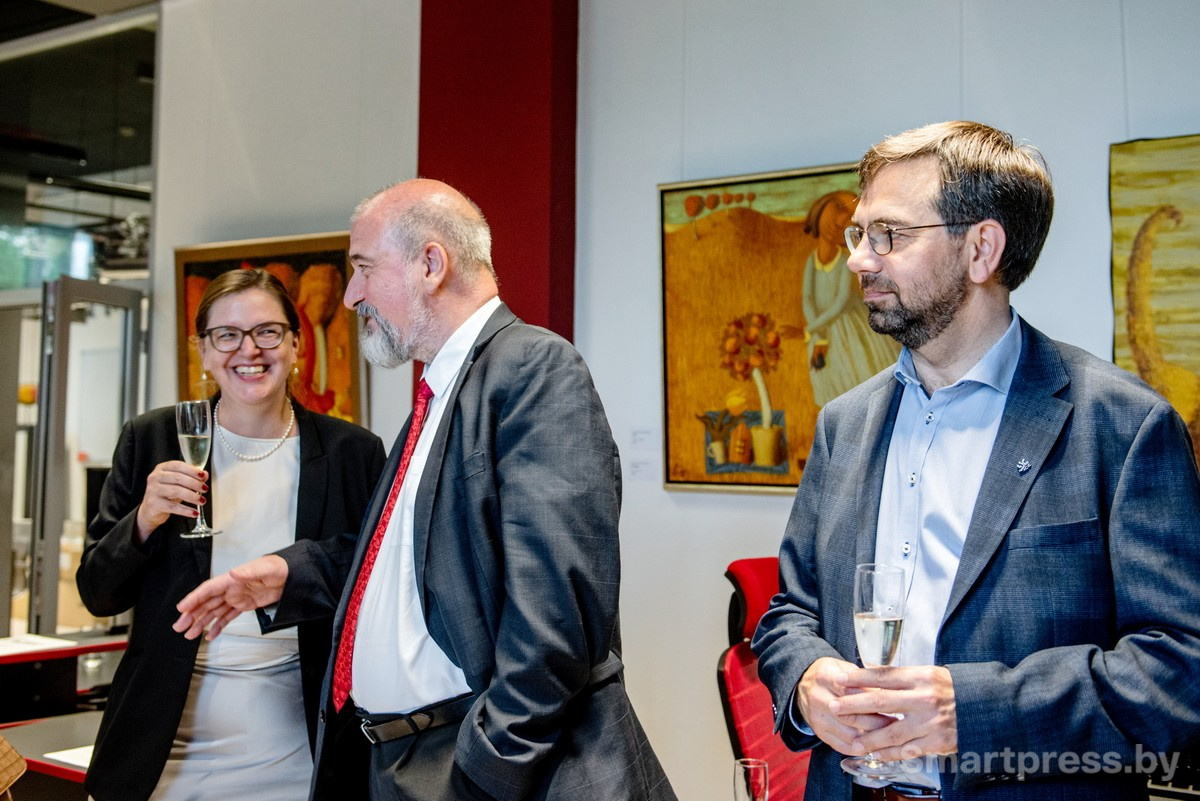 5-Посол Швейцарии Кристина Хонеггер-Золотухин советник посольства Германии Отто Граф и советник посольства Чехии Петр Галакса.jpg