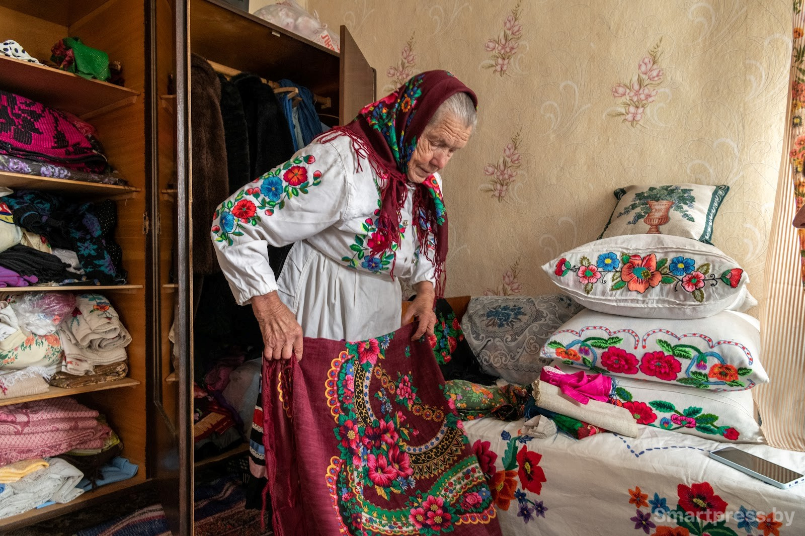 7-Никифоровна выбрала яркий платок в загробный мир.jpg