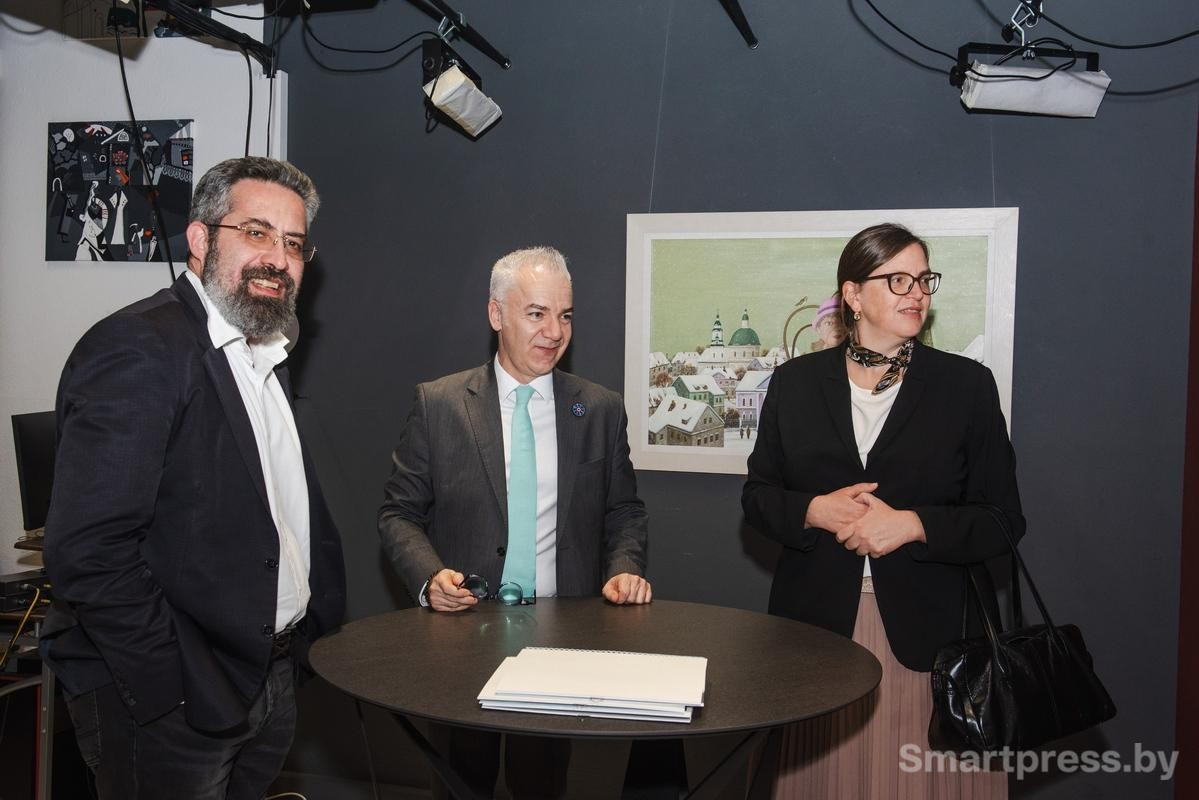 25-Временный поверенный Израиля Цви Миркин (слева) поверенный в делах Франции в Беларуси Людовик Руайе и посол Швейцарии Кристина Хонеггер-Золотухин.jpg