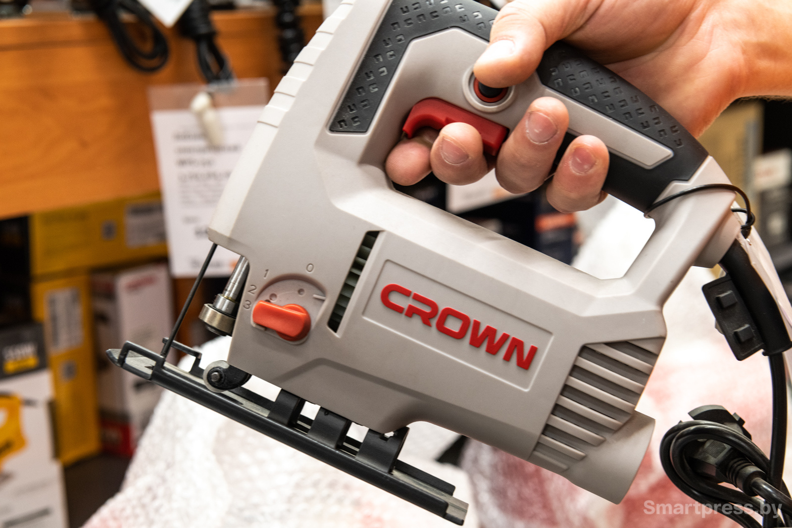 Электролобзик от бренда Crown