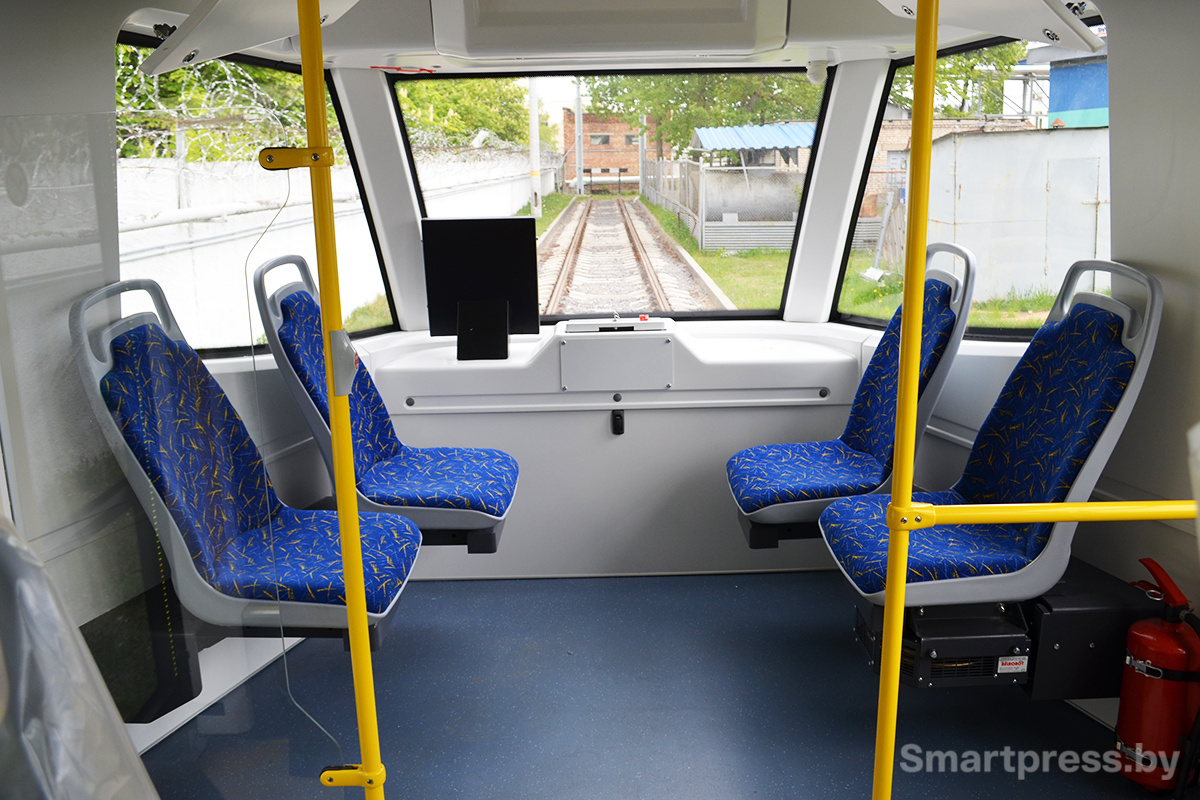 Задняя часть салона трамвая Т811