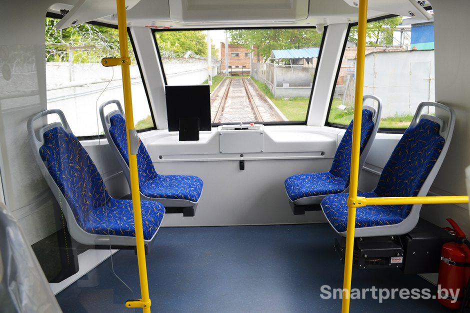 Задняя часть салона трамвая Т811