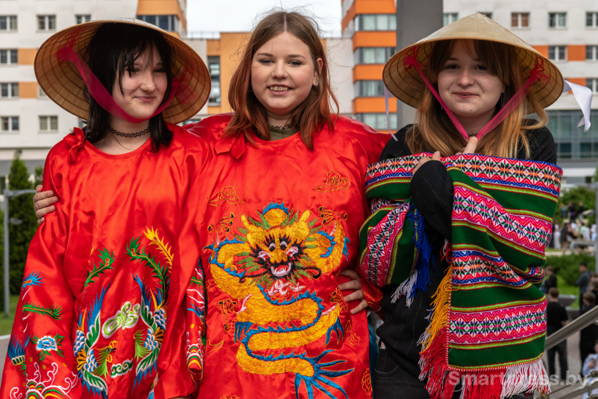 Девчонки примеряют китайские народные костюмы