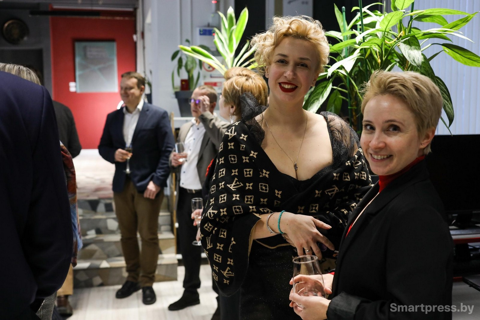 16-Директор по маркетингу компании Модум Ольга Безводицкая и представитель компании Nero Наталья Грекович.jpg