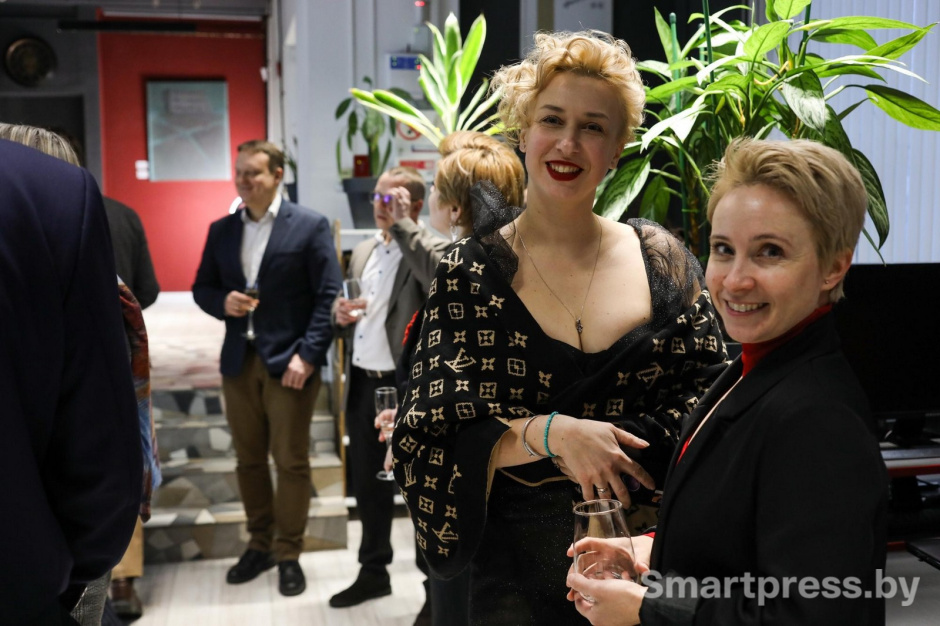 16-Директор по маркетингу компании Модум Ольга Безводицкая и представитель компании Nero Наталья Грекович.jpg