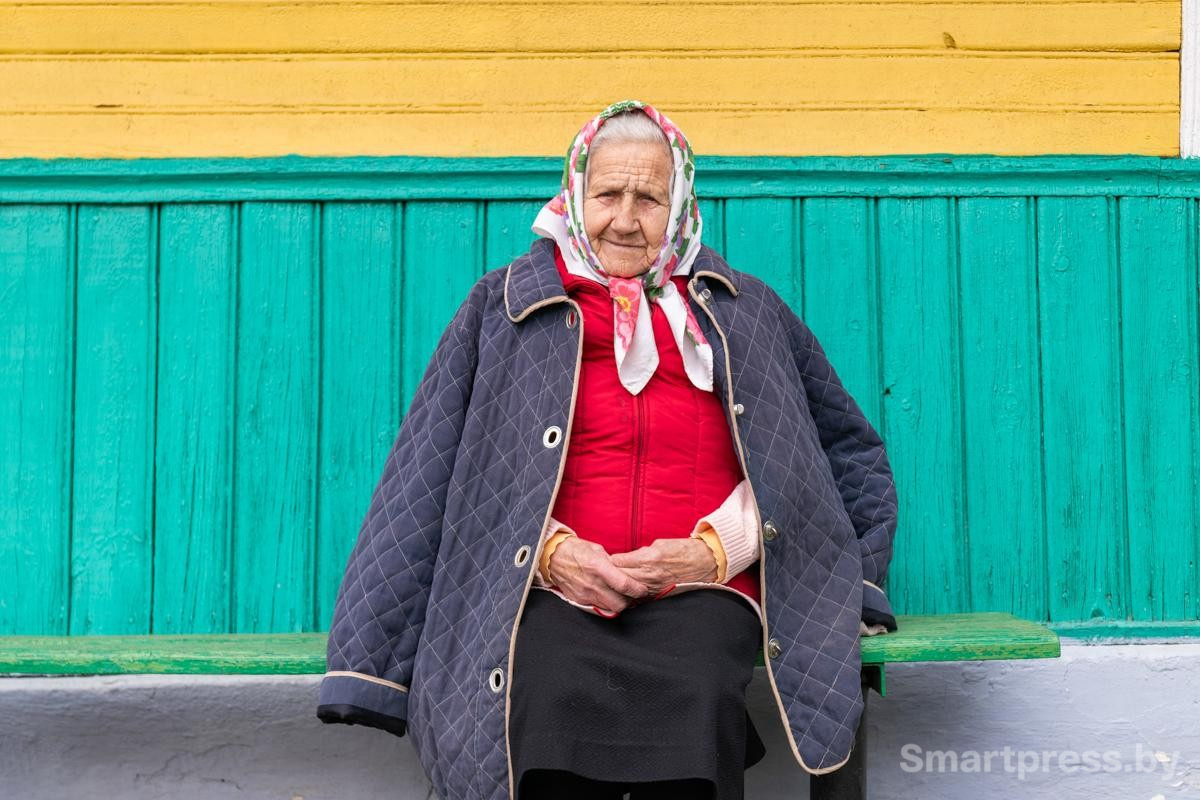 24-Бабушка на лавочке.jpg