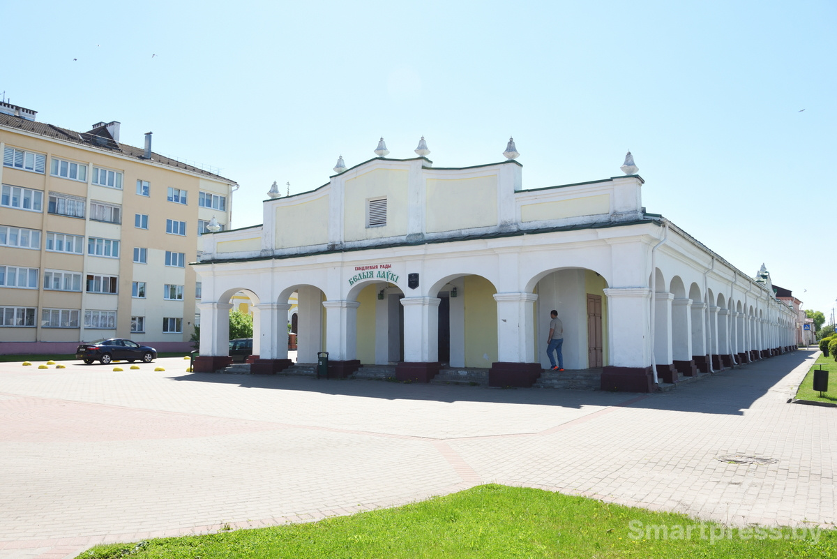 Белые лавки в Пружанах.JPG