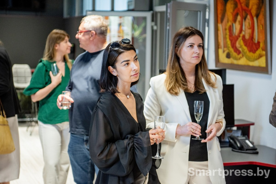 16-Заместитель директора сети магазинов Mile Наталья Колтович (слева) и управляющая торговой сетью Green Виктория Пахомова.jpg