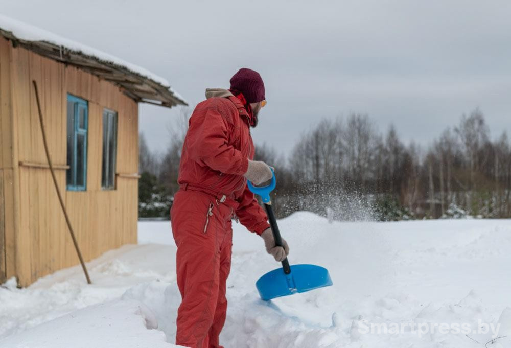 29-Иван расчищает снег.jpg