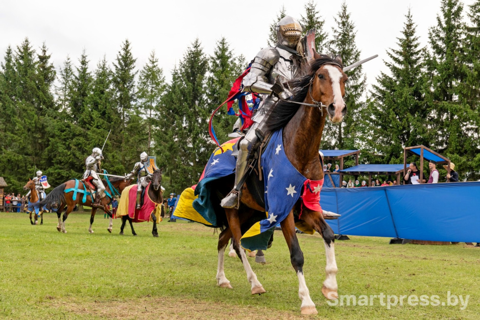 1-Наш Грюнвальд-2025 конный рыцарь Алексей Тихонов.jpg