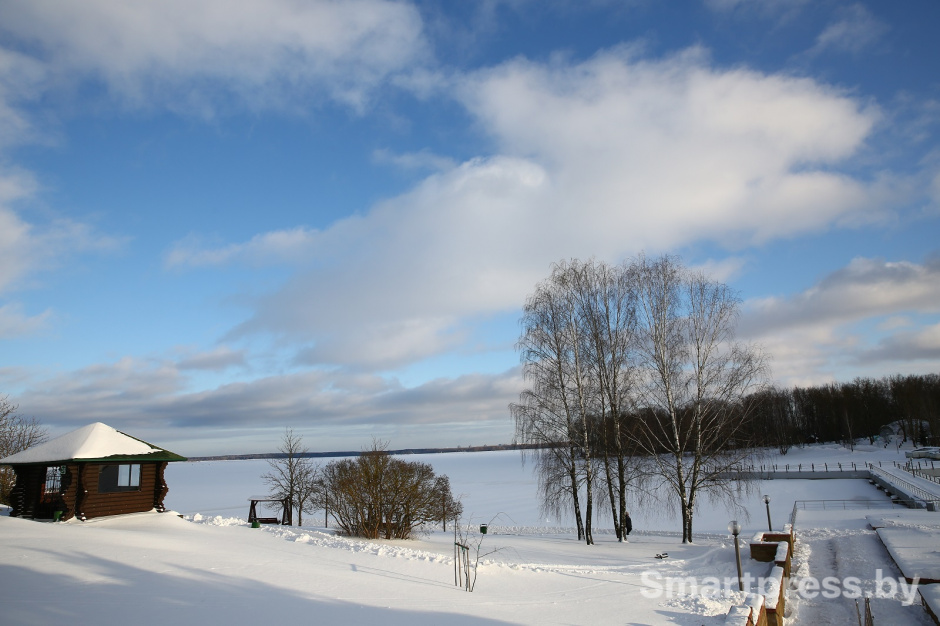 зима снежная-озеро