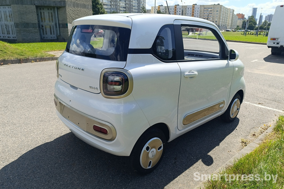 FAW Bestune Pentium Pony сзади 34.jpg