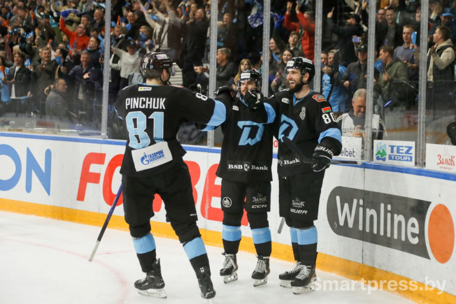 Виталий Пинчук принимает поздравления от Сэма Энаса и Ильи Усова после заброшенной шайбы.jpg