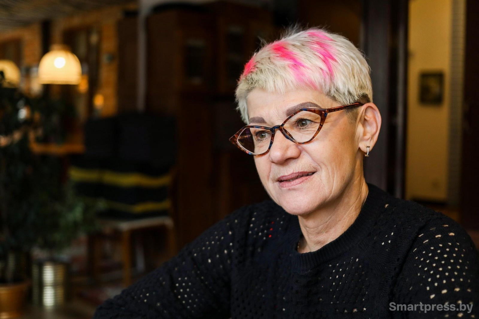 3-Анжелика не стесняется выглядить ярко в 56 лет.jpg