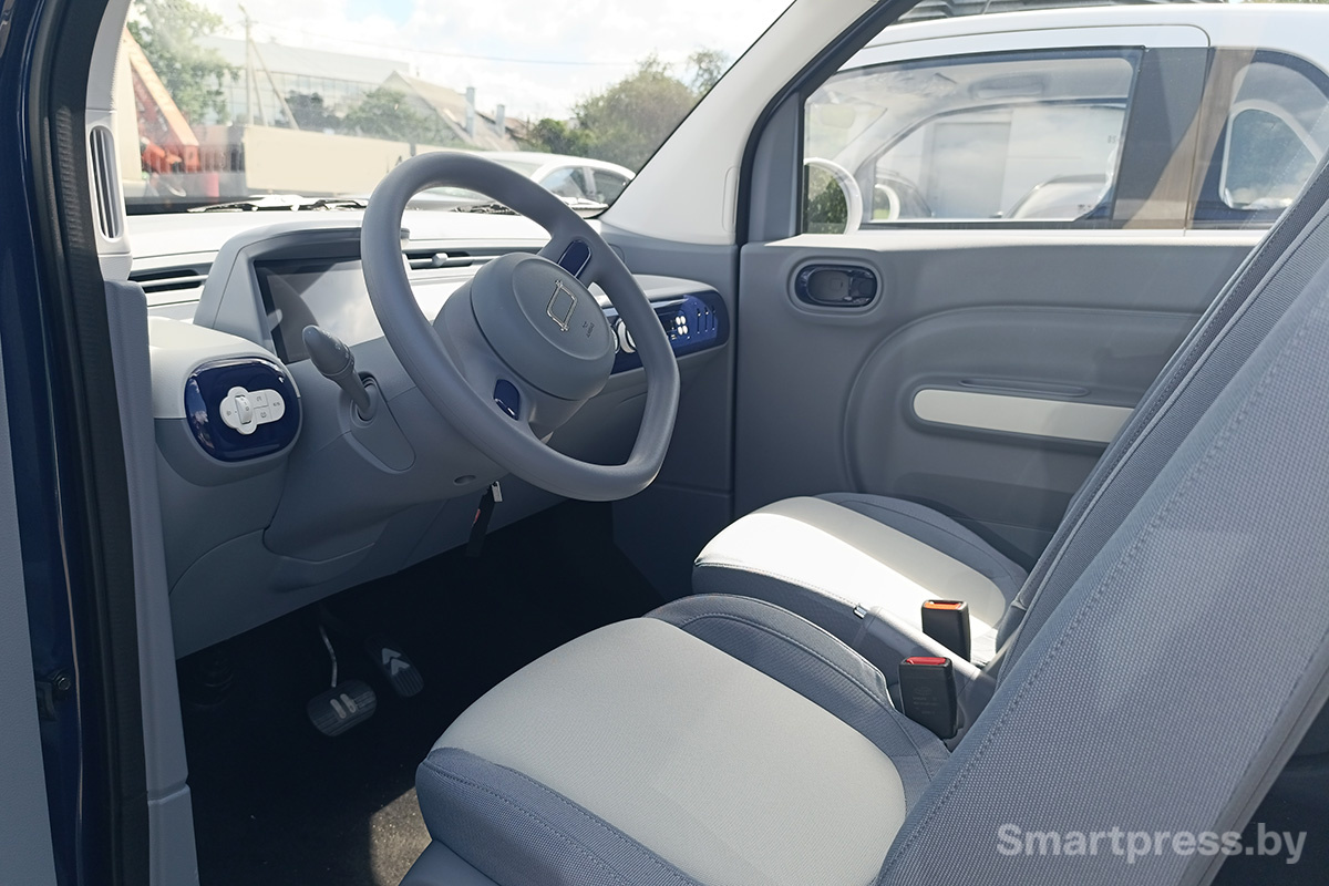 Передний ряд сидений FAW Bestune Pentium Pony.jpg