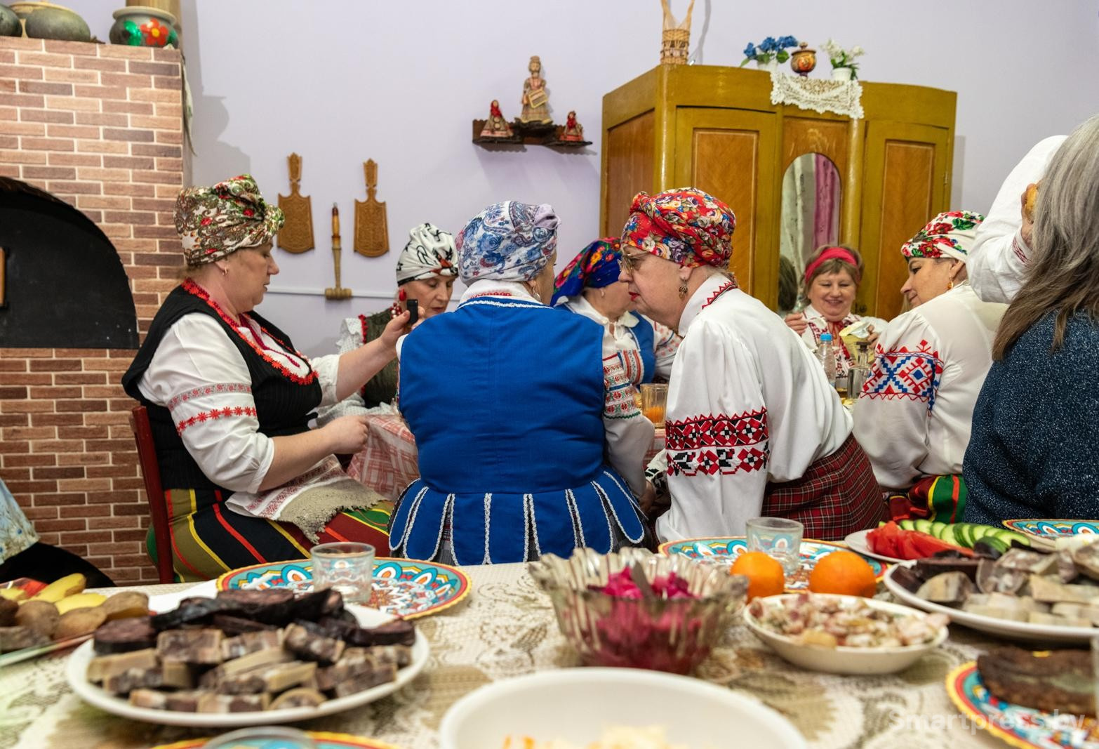 32-Гости за столом после обряда Ката пячы.jpg