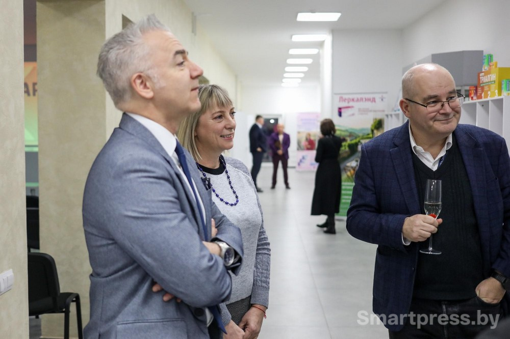 10-Поверенный в делах Франции в Беларуси Людовик Руайе пресс-секретарь посольства Франции Наталия Зайцева и поверенный в делах Чехии Томаш Крыл (слева направо).jpg