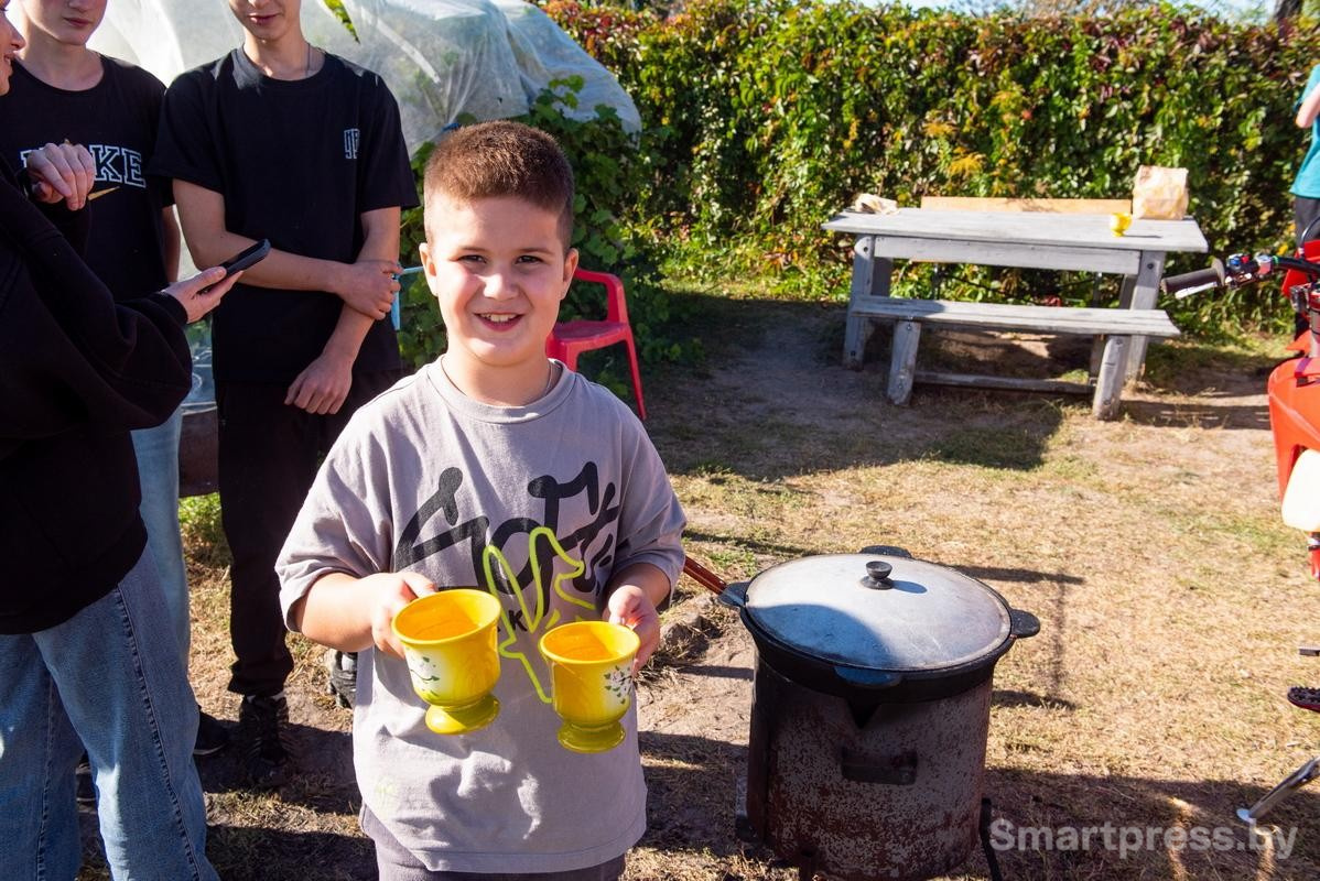 15-Тима угощает нас чаем из мяты малины и вишни.jpg