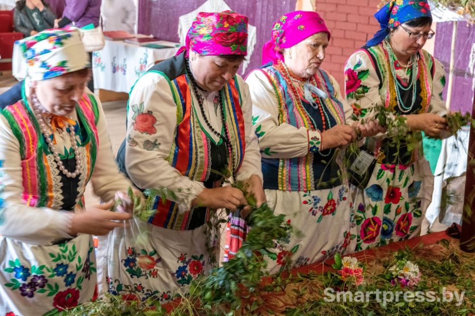 Женщины плетут венок из барвинков.jpg