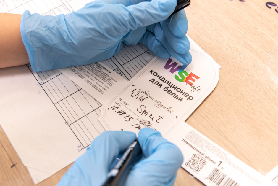 Этикетка для каждого товара подписывается вручную